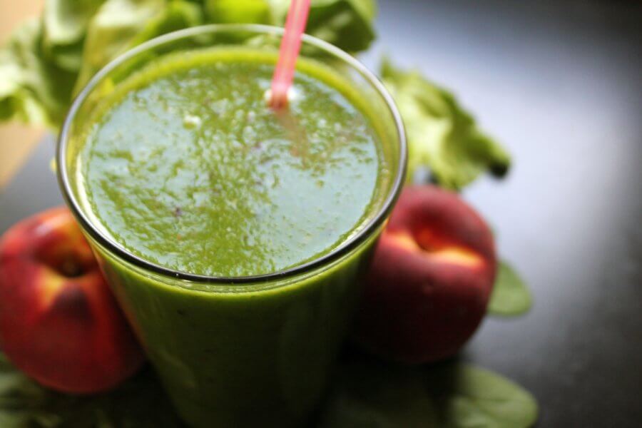 spinach and peach detox smoothie