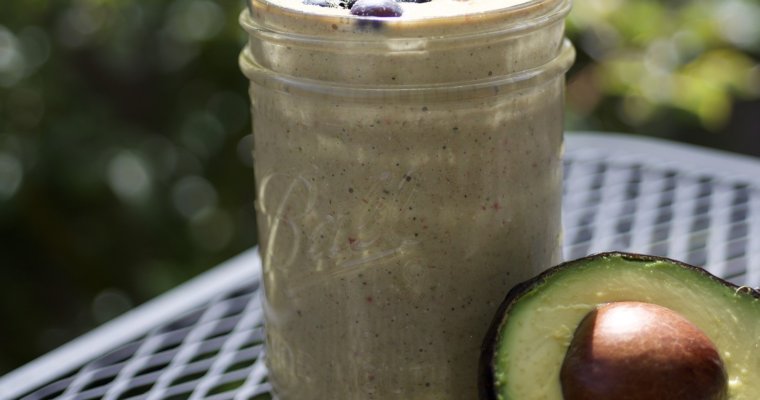 Blueberries, Avocado and Kale Smoothie for Clear Skin