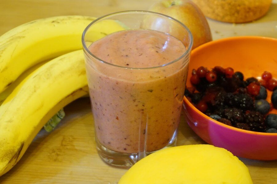 energy smoothie with green tea banana berries