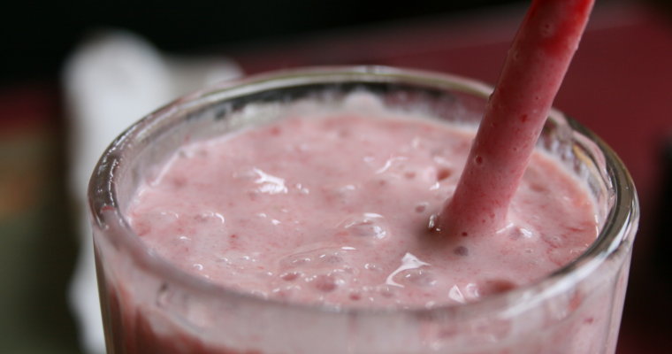 Pomegranate and Yogurt Smoothie to Clear Acne