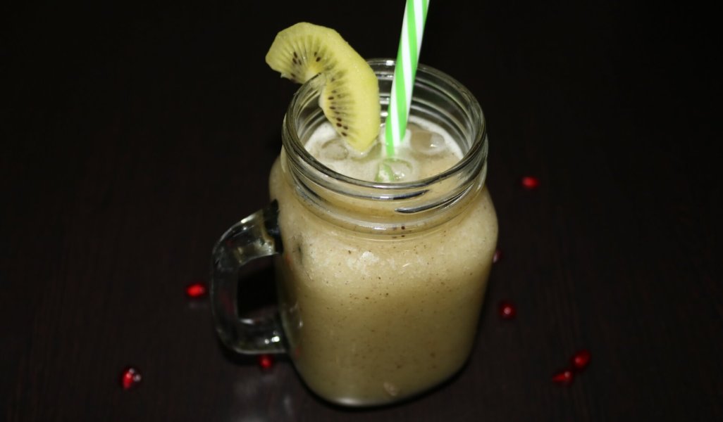 energy smoothie with kiwi and pomegranate