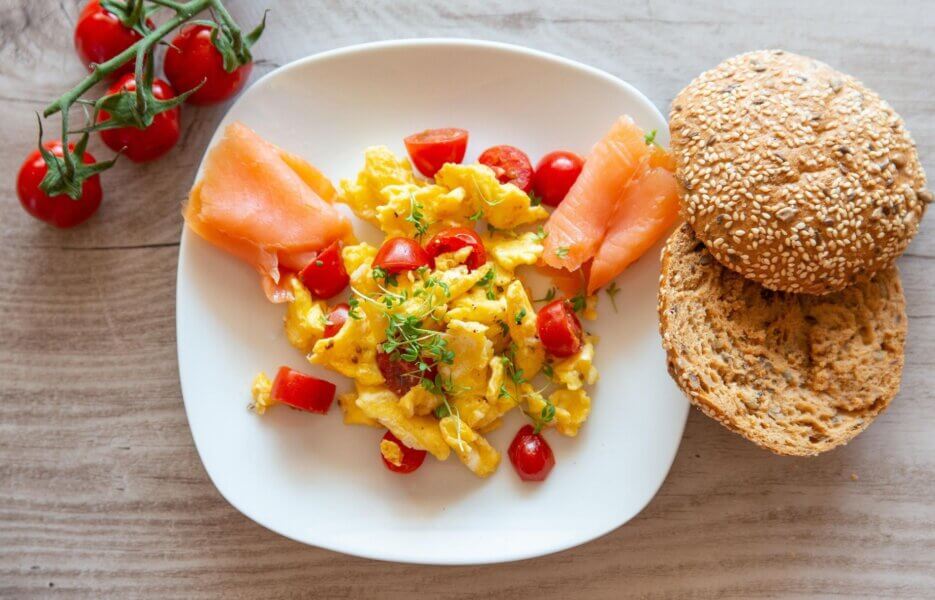 Low-Carb Scrambled Eggs with Smoked Salmon & Whole-Grain Toast